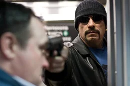 Der skrupellose Gangster Ryder (John Travolta) entf&uuml;hrt zusammen mit seinen Komplizen die U-Bahn Pelham 123. Er nimmt viele Fahrg&auml;sten als Geisel - und fordert f&uuml;r deren Leben zehn Millionen Dollar, zahlbar innerhalb von nur einer Stunde ...