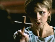 All ihrer besonderen Kr&auml;fte beraubt, stehen Buffy (Sarah Michelle Gellar) bei der Vampirbek&auml;mpfung nur noch konventionelle Mittel zur Verf&uuml;gung.