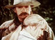 MacGyver (Richard Dean Anderson, hinten) wei&szlig; nicht, ob er Maria (Brigitta Stenberg) glauben kann.