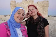 Alice Roberts (r.)