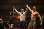 Schwester und Bruder gemeinsam im Ring, l-r: Ricky Knight (Nick Frost, unten), Saraya Knight (Florence Pugh), Schiedsrichter (Rod Zapata), Zak Knight (Jack Lowden)