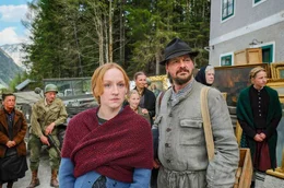 Sepp Rottenbacher (Fritz Karl) und Elsa Mitterj&auml;ger (Brigitte Hobmeier) beobachten den Einzug der Amerikaner am Bergwerk.