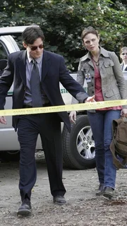 Brennan (Emily Deschanel) muss mit einem anderen FBI-Agenten zusammenarbeiten, da Booth vom Dienst suspendiert wurde. Bei ihrem ersten Fall mit Agent Sullivan (Eddie McClintock) muss sie den Tod eines M&auml;dchens untersuchen, das von einem Alligator gefressen wurde.