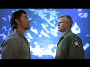 O'Neill (Richard Dean Anderson, re.) will Camulus (Steve Bacic, li.) austauschen...