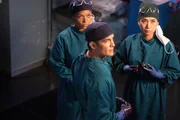 Dr. Claire Brown (Antonia Thomas, l.), Dr. Neil Melendez ( Nicholas Gonzalez) und Nurse Ann Flores (Liza Lapira)