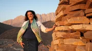 Bettany Hughes neben einem bronzezeitlichen Tholosgrab.