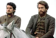 Ned Kelly (Heath Ledger, rechts) und sein Freund Joe Byrne (Orlando Bloom) sind Gesetzlose.
