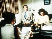 Als Scottie (James Troesh, M.) und Diane (Margie Impert, r.) den kleinen, behinderten Todd treffen, wollen sie ihn sofort adoptieren.