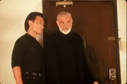 L-R: Eddie Sakamura (Cary-Hiroyuki Tagawa) und Capt. John Connor (Sean Connery)