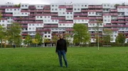 Magdalena Lang vor einem Wohnblock.