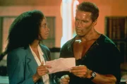 Cindy (Rae Dawn Chong, l.); Matrix (Arnold Schwarzenegger, r.)