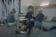 Mariana van Zeller (L) f&uuml;hrt ein Interview. (Kredit: National Geographic)