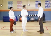 Als Sheldon (Jim Parsons, r.) von Leonard (Johnny Galecki, l.) erf&auml;hrt, dass Kripke (John Ross Bowie, M.) Amy um ein Date bitten m&ouml;chte, w&uuml;rde er am liebsten gleich den Degen z&uuml;cken ...