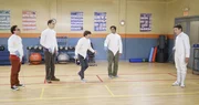 Barry Kripke (John Ross Bowie, r.) hat angefangen Fecht-Kurse zu geben, perfekt f&uuml;r Leonard (Johnny Galecki, l.), Sheldon (Jim Parsons, 2.v.l.), Howard (Simon Helberg, M.) und Raj (Kunal Nayyar, 2.v.r.), die sich vorgenommen haben, sportlicher zu werden ...