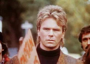 MacGyver (Richard Dean Anderson) bei einer Demonstration von mexikanischen Weinpfl&uuml;ckern.