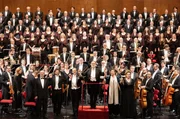 Dirigent Riccardo Chailly (Mi.) mit dem Orchester der Mail&auml;nder Scala