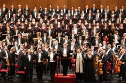 Dirigent Riccardo Chailly (Mi.) mit dem Orchester der Mail&auml;nder Scala