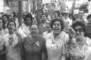 Demonstration bei den Wahlen im M&auml;rz 1973: Die Parteien, die Allende unterst&uuml;tzen, gewinnen 43,4 Prozent der Stimmen.