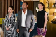 Simone (Tatjana Clasing, l.), Richard (Silvan-Pierre Leirich) und Jenny (Kaja Schmidt-Tychsen) erfahren ausgerechnet auf ihrer Pressekonferenz von Isabelles Schwangerschaft.