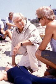 Dr. Mark Sloan (Dick Van Dyke, l.) und Steve (Barry Van Dyke, r.) finden am Strand die Leiche von Vikki (Kristen Dalton, vorne).