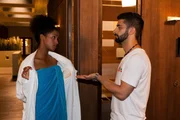 Letizia (Jennifer Dessin-Brasching) muss zuerst an Can (Volkan Isbert)vorbei, um Deniz in der Sauna treffen zu kennen.