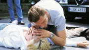 Thomas W&auml;chter (Manfred St&uuml;cklschwaiger) bei Wiederbelebungsversuchen seiner schwerverletzten Frau Vera (Gesche Tebbenhoff)