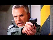 Daniel rastet v&ouml;llig aus und schie&szlig;t wild um sich. O'Neill (Richard Dean Anderson) muss handeln...