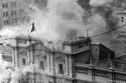 Der Moneda-Palast w&auml;hrend des Staatsstreichs am 11. September 1973