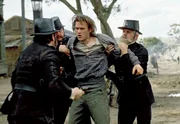 Der junge Ned Kelly (Heath Ledger) wird wegen angeblichen Pferdediebstahls festgenommen und von der viktorianischen Polizei brutal zusammen geschlagen.