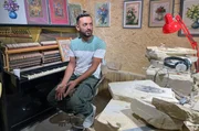 Der Steinmetz Rouben Ghazaryan in seinem Atelier. Er fertigt Chatchkare an, kunstvoll behauene Steinkreuze.