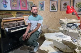 Der Steinmetz Rouben Ghazaryan in seinem Atelier. Er fertigt Chatchkare an, kunstvoll behauene Steinkreuze.