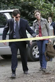 Brennan (Emily Deschanel) muss mit einem anderen FBI-Agenten zusammenarbeiten, da Booth vom Dienst suspendiert wurde. Bei ihrem ersten Fall mit Agent Sullivan (Eddie McClintock) muss sie den Tod eines M&auml;dchens untersuchen, das von einem Alligator gefressen wurde.    +++