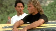 Schnell freundet sich FBI-Agent Johnny Utah (Keanu Reeves, l.) mit der Clique um den Surfer Bodhi (Patrick Swayze, r.) an. Doch schon bald muss er sich zwischen seinem Job und der Loyalit&auml;t zu seinem neuen Freund entscheiden ...