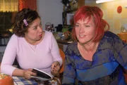 Rita (Gaby Köster, r.) ist am Ende. Ihr Pflegehund hat sie durch den Park geschleift, er kläfft die ganze Nacht und will einfach nichts essen. Da nützt es auch nichts, wenn Gisi (Franziska Traub) das schlaue Hundebuch gefunden hat. Rita (Gaby Köster, r.) ist am Ende. Ihr Pflegehund hat sie durch den Park geschleift, er kläfft die ganze Nacht und will einfach nichts essen. Da nützt es auch nichts, wenn Gisi (Franziska Traub) das schlaue Hundebuch gefunden hat.