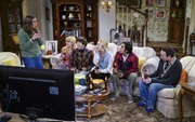 Stuart (Kevin Sussman, r.) ist relativ erfolgreich mit seiner neuen Dating-App. Bernadette (Melissa Rauch, 2.v.l.), Raj (Kunal Nayyar, 3.v.r.), Howard (Simon Helberg, 3.v.l.) und Penny (Kaley Cuoco, 3.v.r.) wollen auch Frisch-Single Amy (Mayim Bialik, l.) mithilfe der App verkuppeln ...
