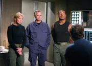 Daniel (Michael Shanks, re.) will wissen wer auf ihn geschossen hat. (v.li.:) Carter (Amanda Tapping), O'Neill (Richard Dean Anderson) und Teal'c (Christopher Judge) wollen nicht antworten...