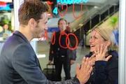 Anna (Jeanette Biedermann, r.) ist froh, Enrique (Jacob Weigert, l.) noch rechtzeitig am Flughafen erreicht zu haben, um ihm ihr Ja-Wort zu geben. Allerdings muss sie dabei erschrocken erkennen, dass Tom (Patrick Kalupa, M.) ihrer &ouml;ffentlichen Verlobung mit Enrique zuf&auml;llig beigewohnt hat ...