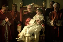 Papst Pius IX. (Paolo Pierobon, 3.v.l.) nimmt pers&ouml;nlich Anteil an Edgardos (Enea Sala, 3.v.r.) Schicksal und betrachtet den Jungen zunehmend als religi&ouml;ses Symbol in einer Zeit politischer Umbr&uuml;che.