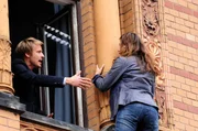 Philipp (Max von Pufendorf, l.) kann es nicht fassen: Anna (Alexandra Neldel, r.) fl&uuml;chtet vor der Polizei aus dem Fenster ...
