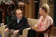 Verstehen sich gut: Penny (Kaley Cuoco, r.) und Professor Proton (Bob Newhart, l.) ...