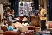 W&auml;hrend Leonard (Johnny Galecki, l.) wegen eines Fehlers aus der Vergangenheit von Sheldon (Jim Parsons, r.) bestraft wird, stellt Penny (Kaley Cuoco, vorne) Rajs Ex-Freundin Lucy zur Rede ...