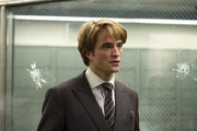 Neil (Robert Pattinson)