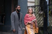 Der Protagonist, ein CIA-Agent (John David Washington, l.); Priya (Dimple Kapadia, r.)