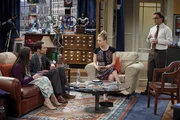 Sheldon (Jim Parsons, 2.v.l.) versucht, sich zu wehren, als Amy (Mayim Bialik, l.) ihn zu einem Thanksgiving-Dinner bei Mrs. Wolowitz mitnehmen m&ouml;chte. W&auml;hrenddessen m&uuml;ssen sich Penny (Kaley Cuoco, 2.v.r.) und Leonard (Johnny Galecki, r.) mit einem Fehler aus ihrer Vergangenheit auseinandersetzen ...