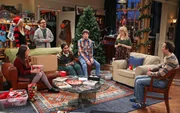 Als Sheldon f&uuml;r eine Weile in Texas ist, &uuml;berlegen Bernadette (Melissa Rauch, 2.v.r.), Howard (Simon Helberg, 3.v.r.), Amy (Mayim Bialik, l.), Leonard (Johnny Galecki, 3.v.l.), Penny (Kaley Cuoco, 2.v.l.), Raj (Kunal Nayyar, M.) und Stuart (Kevin Sussman, r.) beim gemeinsamen Weihnachtsbaum-Schm&uuml;cken, wie ihr Leben aussehen w&uuml;rde, wenn sie Sheldon niemals kennengelernt h&auml;tten ...