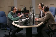 Ein Interview der besonderen Art: Sheldon (Jim Parsons, M.), Leonard (Johnny Galecki, r.) und Ira Flatow (Ira Flatow, l.) ...