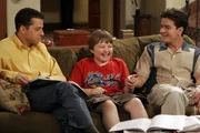 Um Jake (Angus T. Jones, M.) mit der amerikanischen Geschichte vertraut zu machen, veranstalten Charlie (Charlie Sheen, r.) und Alan (Jon Cryer, l.) ein Quiz ...