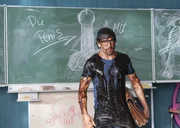 Nur am ersten Tag gelingt es der 10b, ihren Lehrer in irgendwelche gemeinen Fallen tappen zu lassen. Ab dem zweiten Schultag lehrt Bankr&auml;uber und Aushilfslehrer Zeki M&uuml;ller (Elyas M'Barek) die Kids Respekt - mit ungew&ouml;hnlichen, aber &auml;u&szlig;erst wirksamen Methoden ...