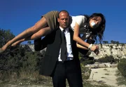 Frank Martin (Jason Statham, l.), "der Transporteur", mit seiner Fracht: Lai (Qi Shu, r.) ...