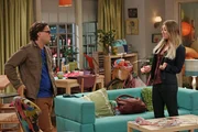 Geraten in eine Krise, weil Penny eine Rolle in einem schrecklichen Film abgelehnt hat, obwohl sie pleite und arbeitslos ist. Dann geht auch noch ihr Auto kaputt: Penny (Kaley Cuoco, r.) und Leonard (Johnny Galecki, l.) ...